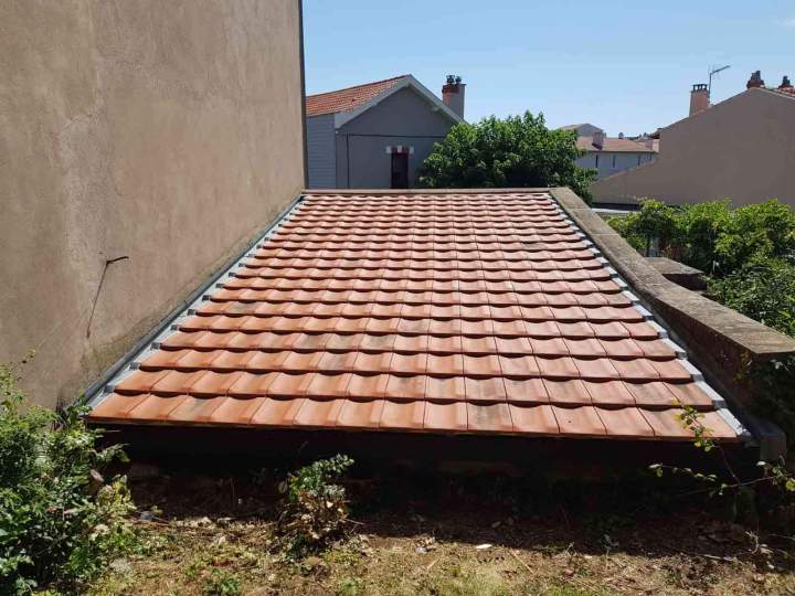 Nous remplaçons vos tuiles endommagées pour protéger votre maison.