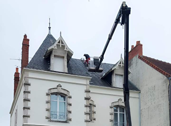 Nous intervenons pour tous vos problèmes urgents de toiture abîmée.
