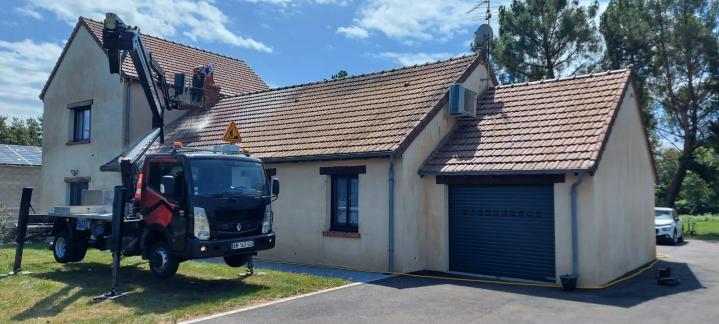 Travaux de démoussage de toiture Montluçon